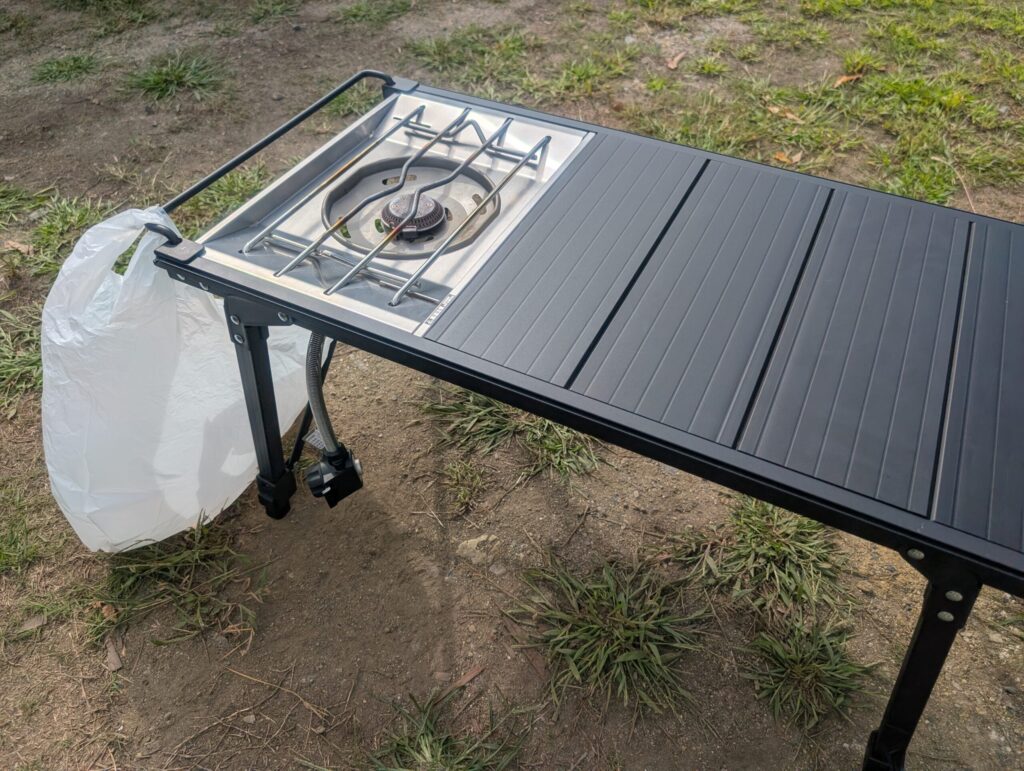 吊り下げ棒にゴミ袋をかけた様子